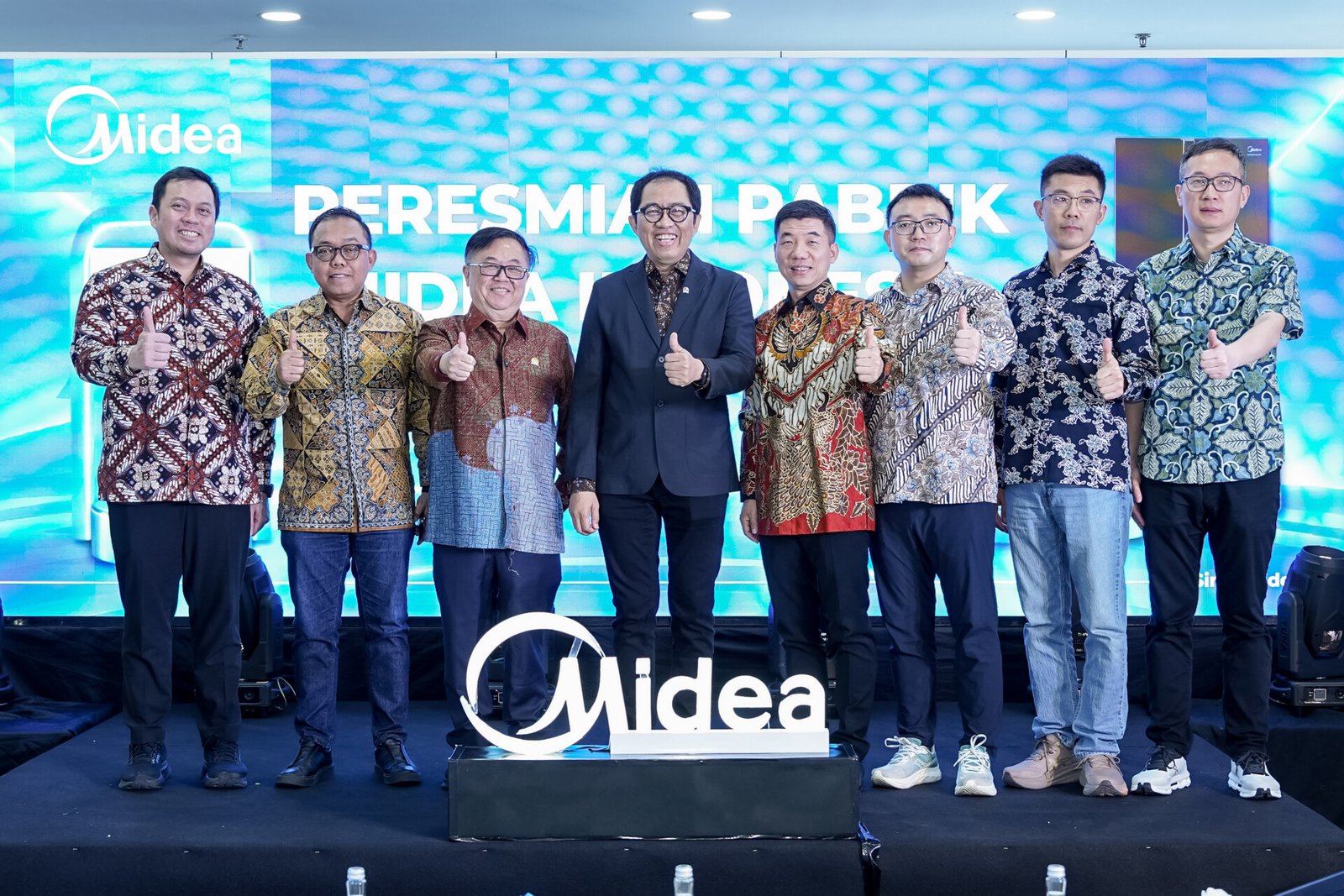 Manajemen Midea bersama Wakil Menteri Perindustrian Faisol Riza saat peresmian pabrik Midea di Cikarang