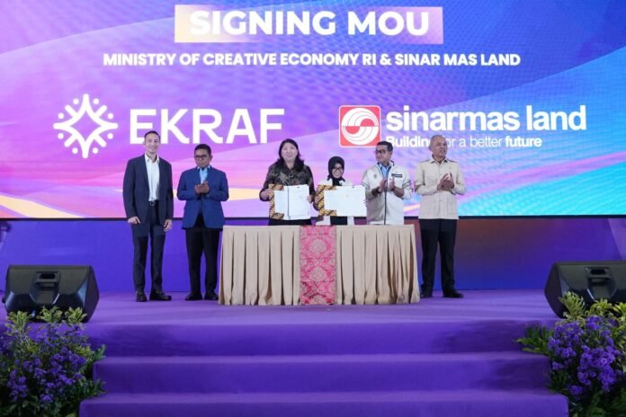 kek-etki-banten-kemenekraf-mou-ekonomi-kreatif Lindawaty BUPP KEK ETKI Banten dan Dessy Ruhati Kemenekraf menunjukan berkas kerja sama pengembangan ekonomi kreatif di Nusantara Hall ICE BSD City