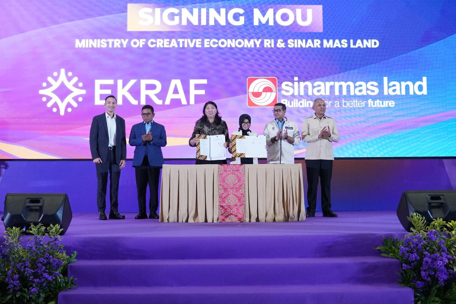 Lindawaty BUPP KEK ETKI Banten dan Dessy Ruhati Kemenekraf menunjukan berkas kerja sama pengembangan ekonomi kreatif di Nusantara Hall ICE BSD City