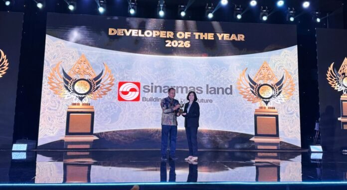 ipba 2026 anugerahi sinar mas land developer of the year Ketua BPKN Prof Dr H Muhammad Mufti Mubarok menyerahkan plakat Developer of the Year IPBA 2026 kepada Ariani Ratna Hadioetomo dari Sinar Mas Land