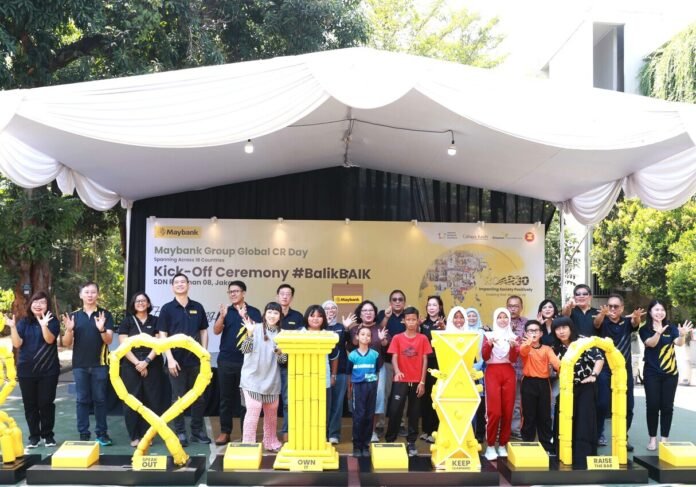 jajaran manajemen maybank indonesia relawan dan siswa foto bersama saat kick off ceremony gerakan balikbaik di sdn 08 ragunan jakarta selatan