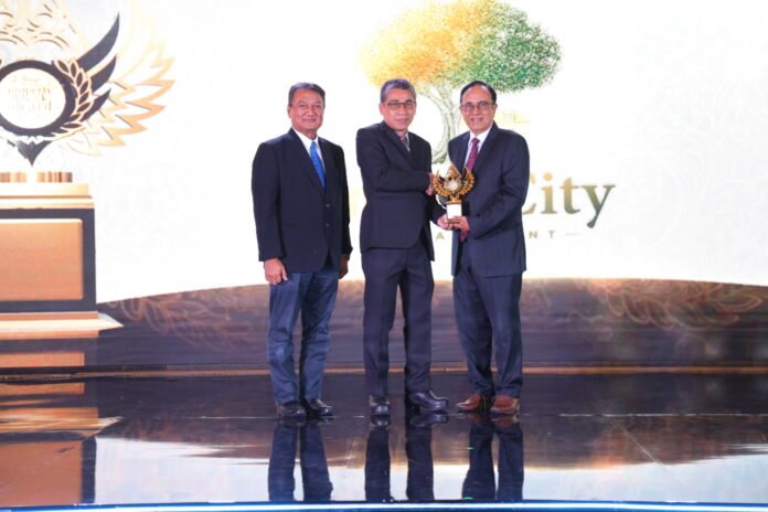 CEO Inner City Management Krisdiarto Adi Pranoto menerima penghargaan Top Nasional Property Management Company pada IPBA 2026