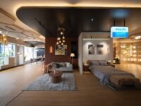 Pengaplikasian lampu dekoratif, fungsional, dan smart lighting pada simulasi ruang keluarga serta kamar tidur di Philips Lighting Store Denpasar.