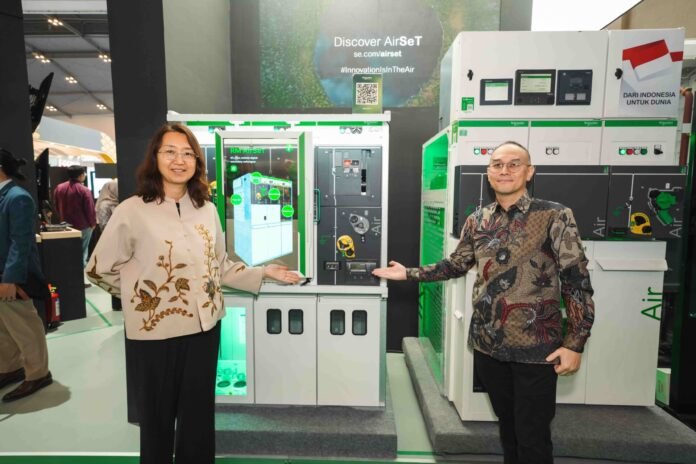 Nancy Lin dan Hery Saputra memperlihatkan switchgear SM AirSeT dan RM AirSeT berteknologi bebas SF₆ Schneider Electric.