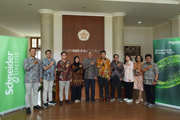 Jajaran pimpinan Schneider Electric Indonesia dan Universitas Gadjah Mada (UGM) berfoto bersama usai penandatanganan kemitraan strategis kurikulum otomasi dan green building.
