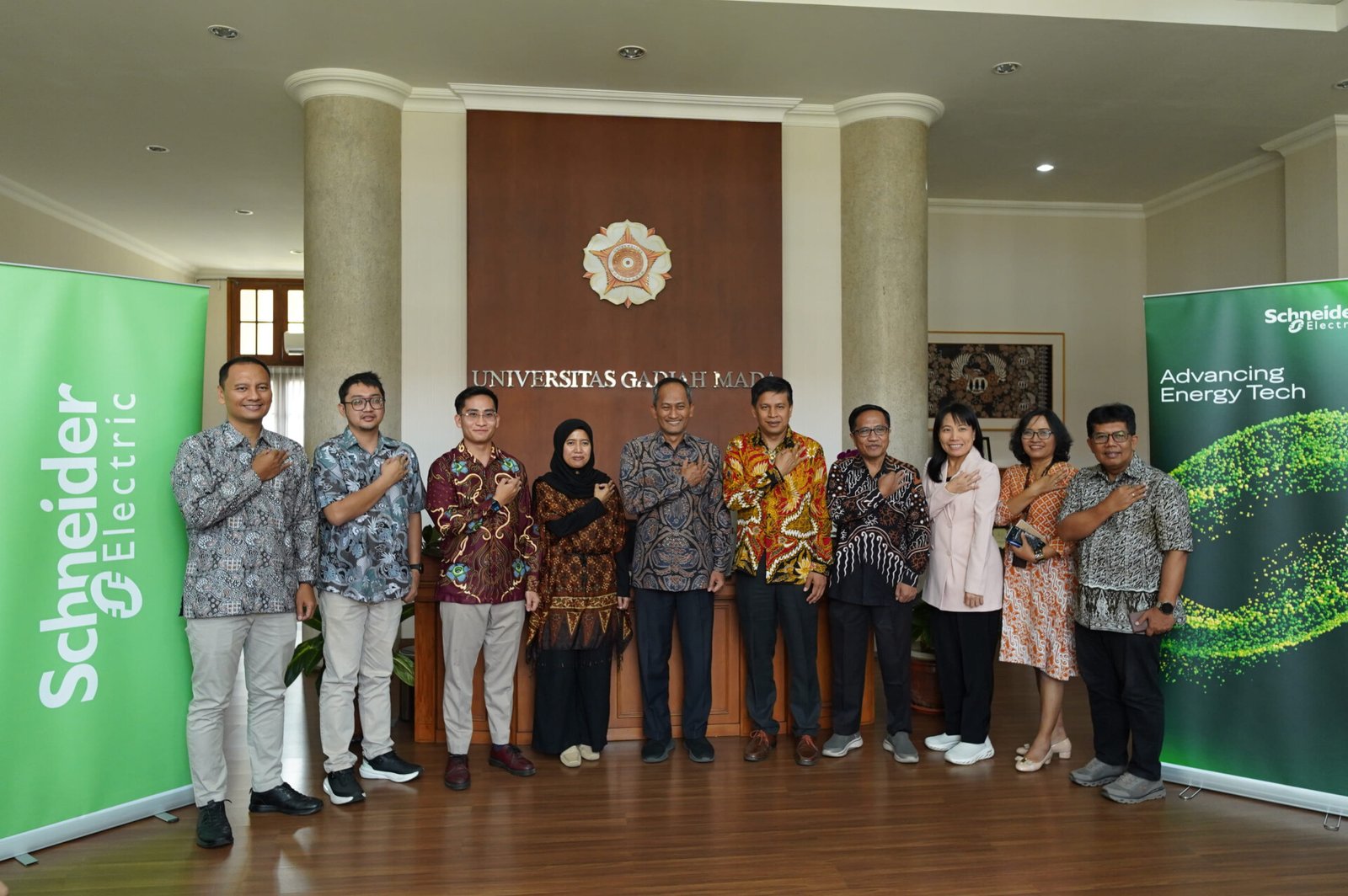 Jajaran pimpinan Schneider Electric Indonesia dan Universitas Gadjah Mada (UGM) berfoto bersama usai penandatanganan kemitraan strategis kurikulum otomasi dan green building.