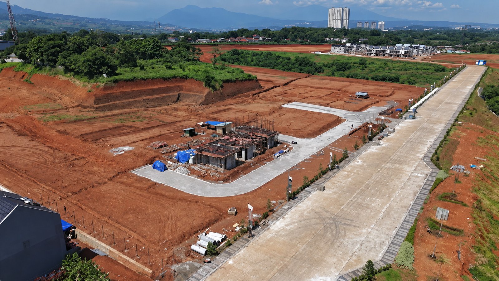 Progres pembangunan infrastruktur jalan raya dan area Cluster Terra di Paradiso@Sentul menuju target serah terima hunian akhir 2026.