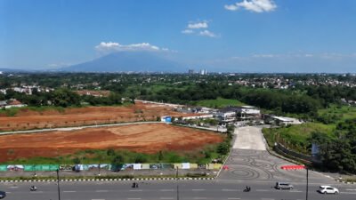 Foto udara Gerbang Utama dan area depan kawasan Paradiso@Sentul yang asri dengan latar belakang gunung di Jalan Alternatif Sentul.