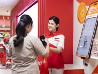 Staf AZKO melayani pelanggan yang menggunakan fitur Scan & Go omnichannel untuk mendukung kinerja ritel ACES di AZKO Pondok Indah Mall.