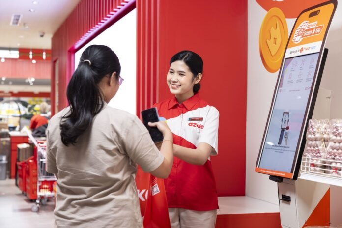 kinerja-ritel-aces-layanan-omnichannel-azko Staf AZKO melayani pelanggan yang menggunakan fitur Scan & Go omnichannel untuk mendukung kinerja ritel ACES di AZKO Pondok Indah Mall.
