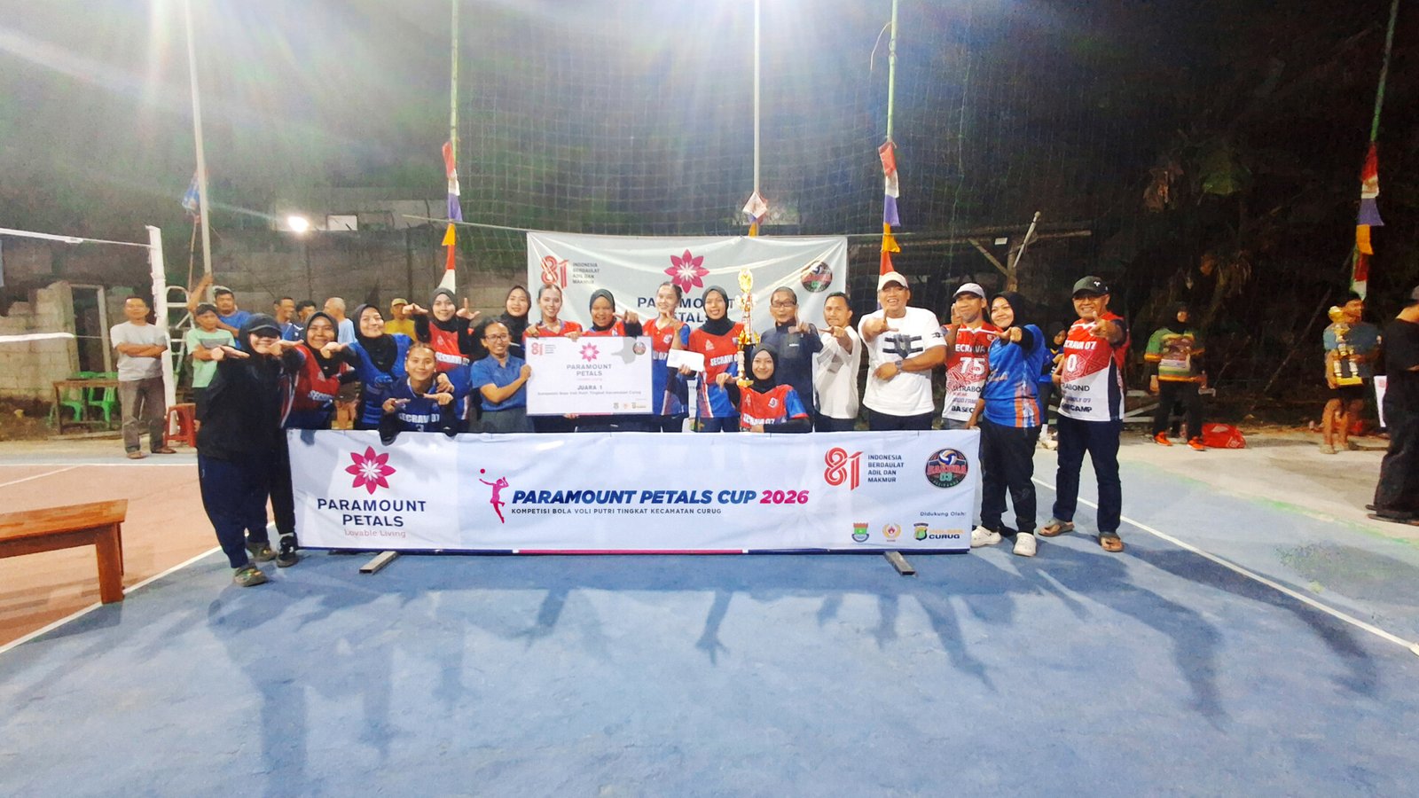 Penyerahan hadiah turnamen bola voli putri Paramount Petals Cup 2026 bersama warga Curug Tangerang
