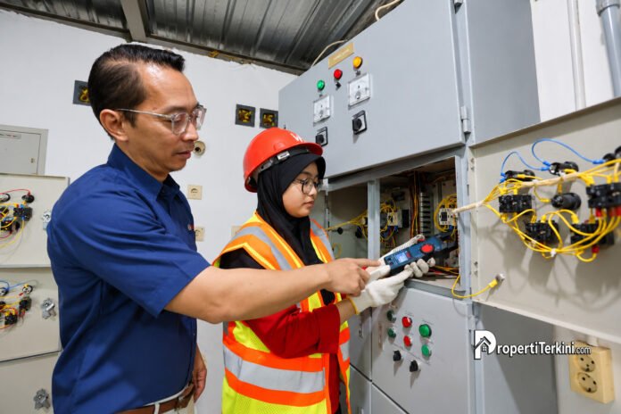 Maharlika Kumastyo mendampingi mahasiswa PNJ mencoba salah satu dari tiga alat ukur kelistrikan terbaru Bosch GMC 600-15 di bengkel kelistrikan