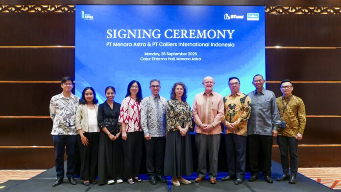 Pangkas emisi karbon, jajaran direksi PT Menara Astra dan Colliers Indonesia foto bersama usai penandatanganan kerja sama teknologi AI HVAC di Catur Dharma Hall, Menara Astra, Jakarta.