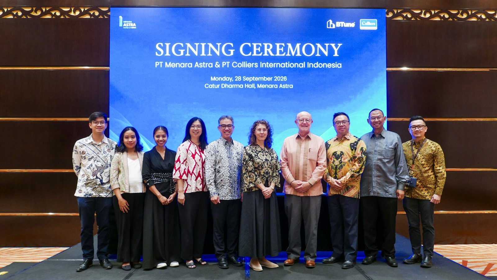 Pangkas emisi karbon, jajaran direksi PT Menara Astra dan Colliers Indonesia foto bersama usai penandatanganan kerja sama teknologi AI HVAC di Catur Dharma Hall, Menara Astra, Jakarta.