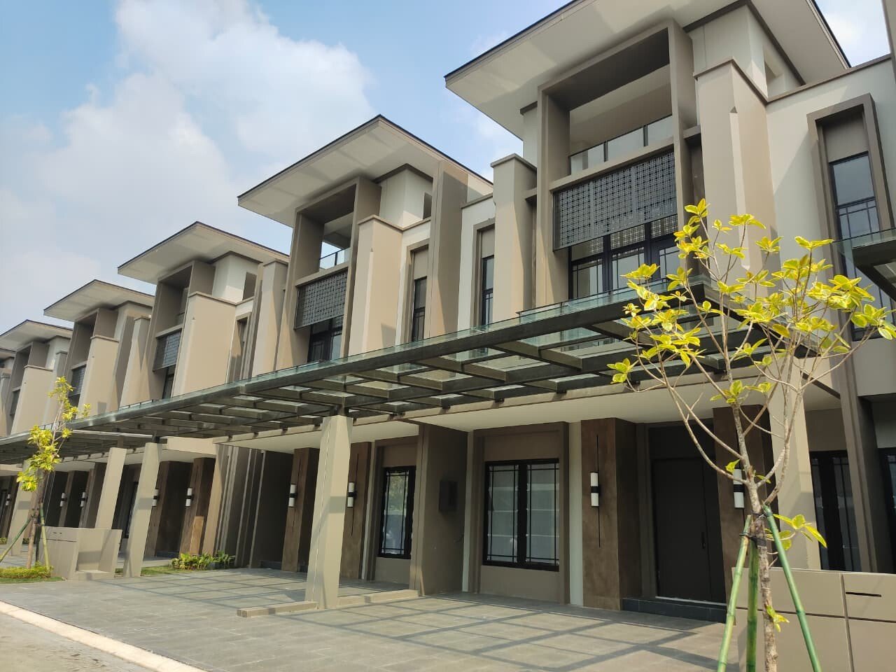 Fasad rumah Modern Art Deco di klaster Grand Pasadena Village Paramount Gading Serpong