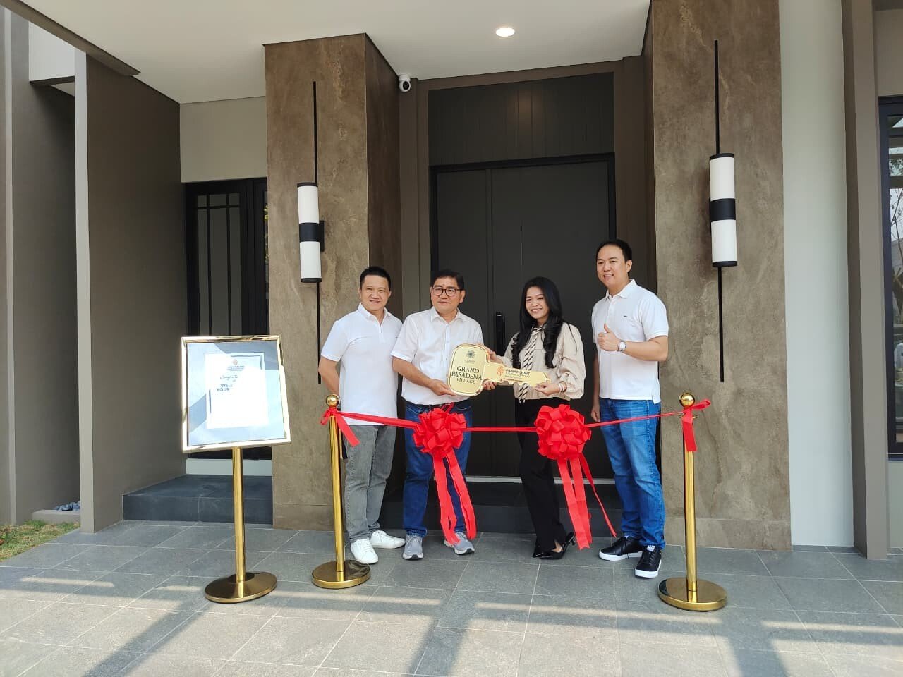 Seremoni pemotongan pita dan penyerahan kuis simbolis serah terima unit Grand Pasadena Village
