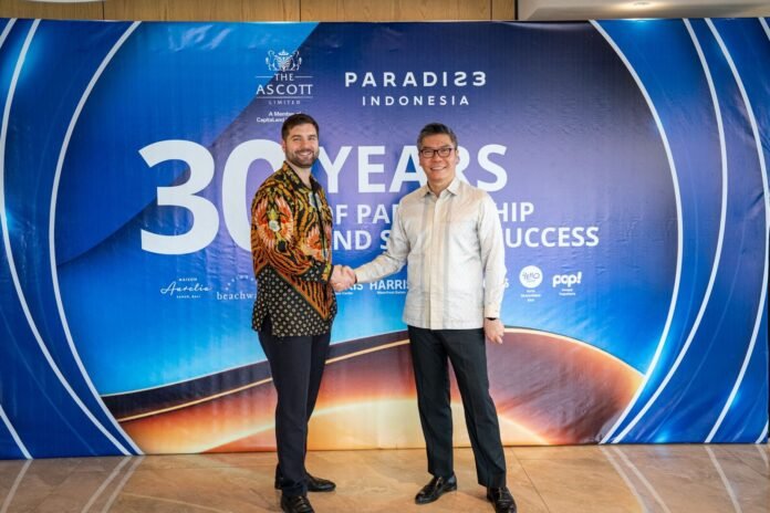 Philip Barnes dari Ascott Indonesia dan Anthony P. Susilo dari PT Indonesian Paradise Property Tbk berjabat tangan merayakan kemitraan 30 tahun