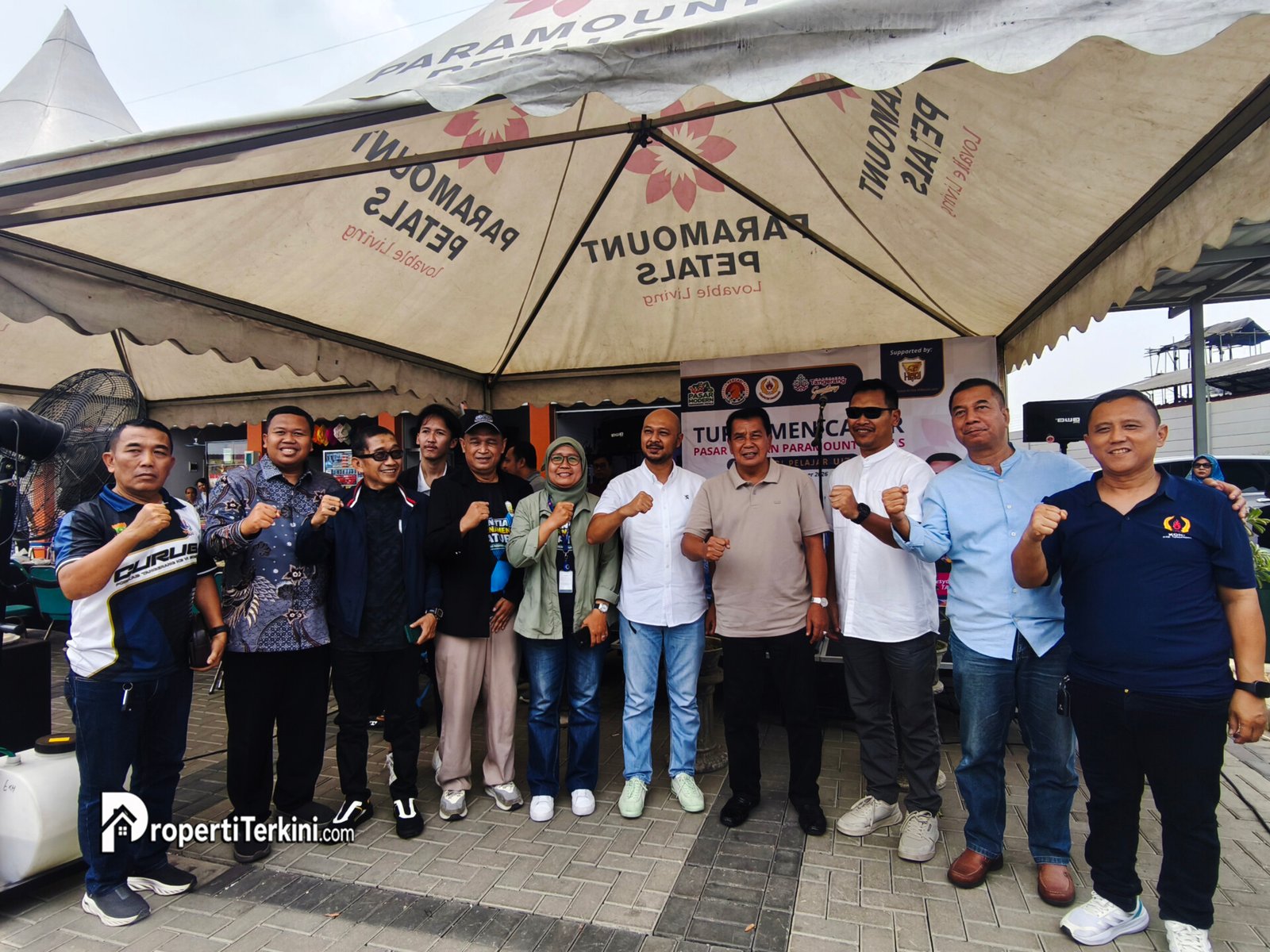 Bupati Kabupaten Tangerang Moch. Maesyal Rasyid foto bersama jajaran pengembang Paramount Petals dan panitia Turnamen Catur di Pasar Modern Paramount Petals.