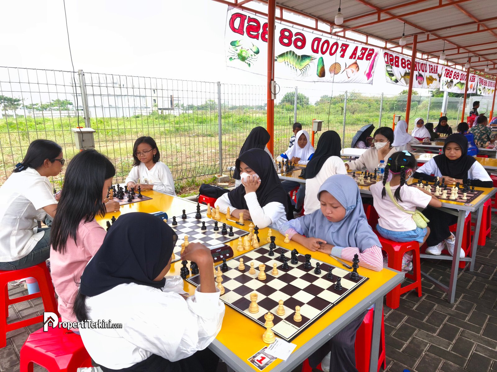 Peserta muda kategori U17 tampak fokus bertanding dalam Turnamen Catur Paramount Petals di Pasar Modern Paramount Petals.