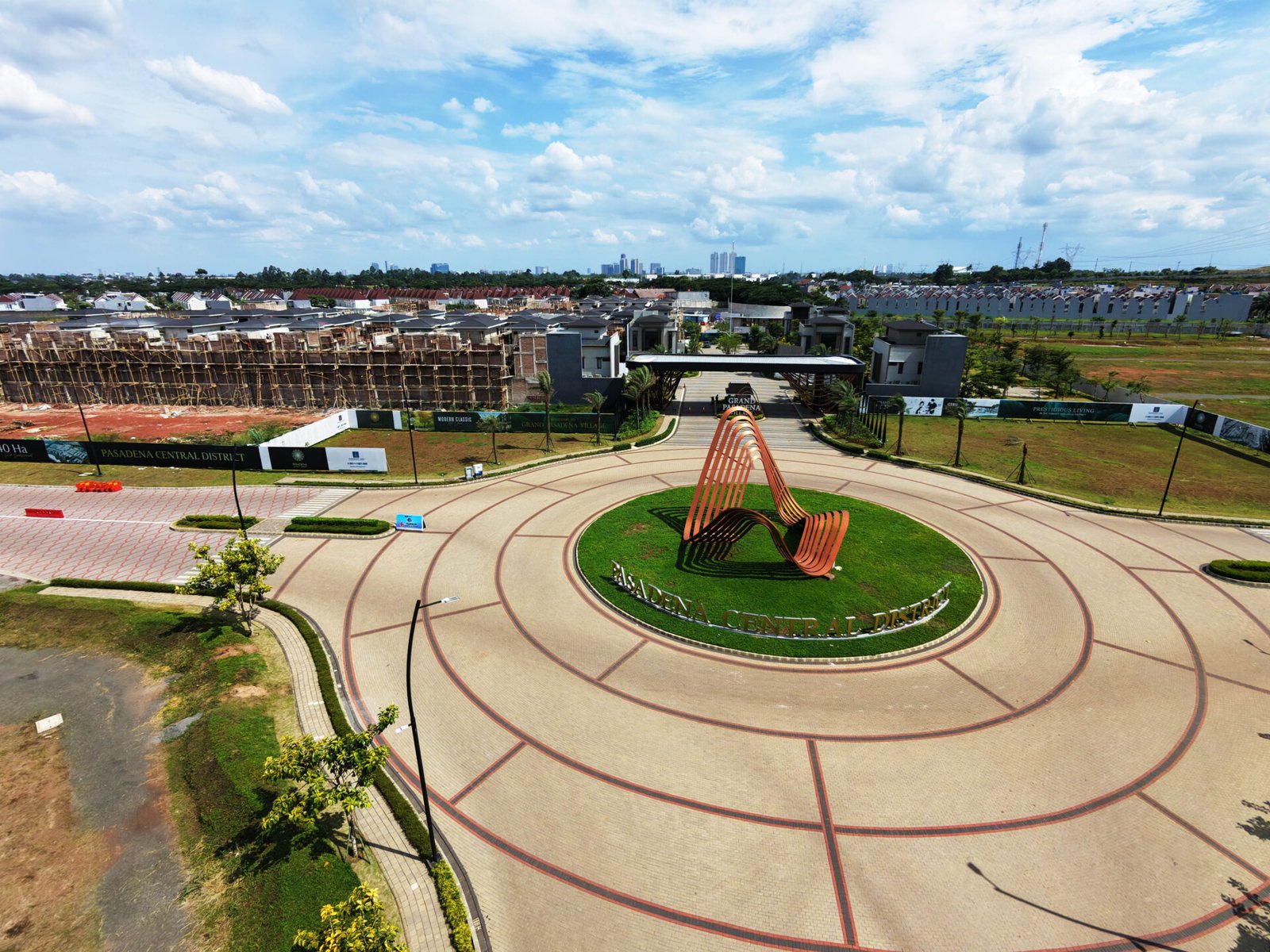 Foto udara kawasan Pasadena Central District dan gerbang utama Grand Pasadena Village Paramount Gading Serpong