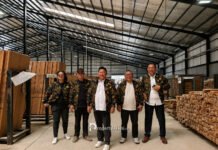 Jajaran manajemen PT JBS Perkasa meninjau fasilitas produksi pabrik pintu baja FORTRESS MFG di Curug Tangerang