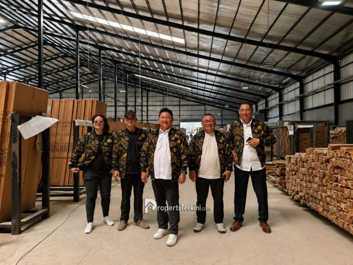 Jajaran manajemen PT JBS Perkasa meninjau fasilitas produksi pabrik pintu baja FORTRESS MFG di Curug Tangerang