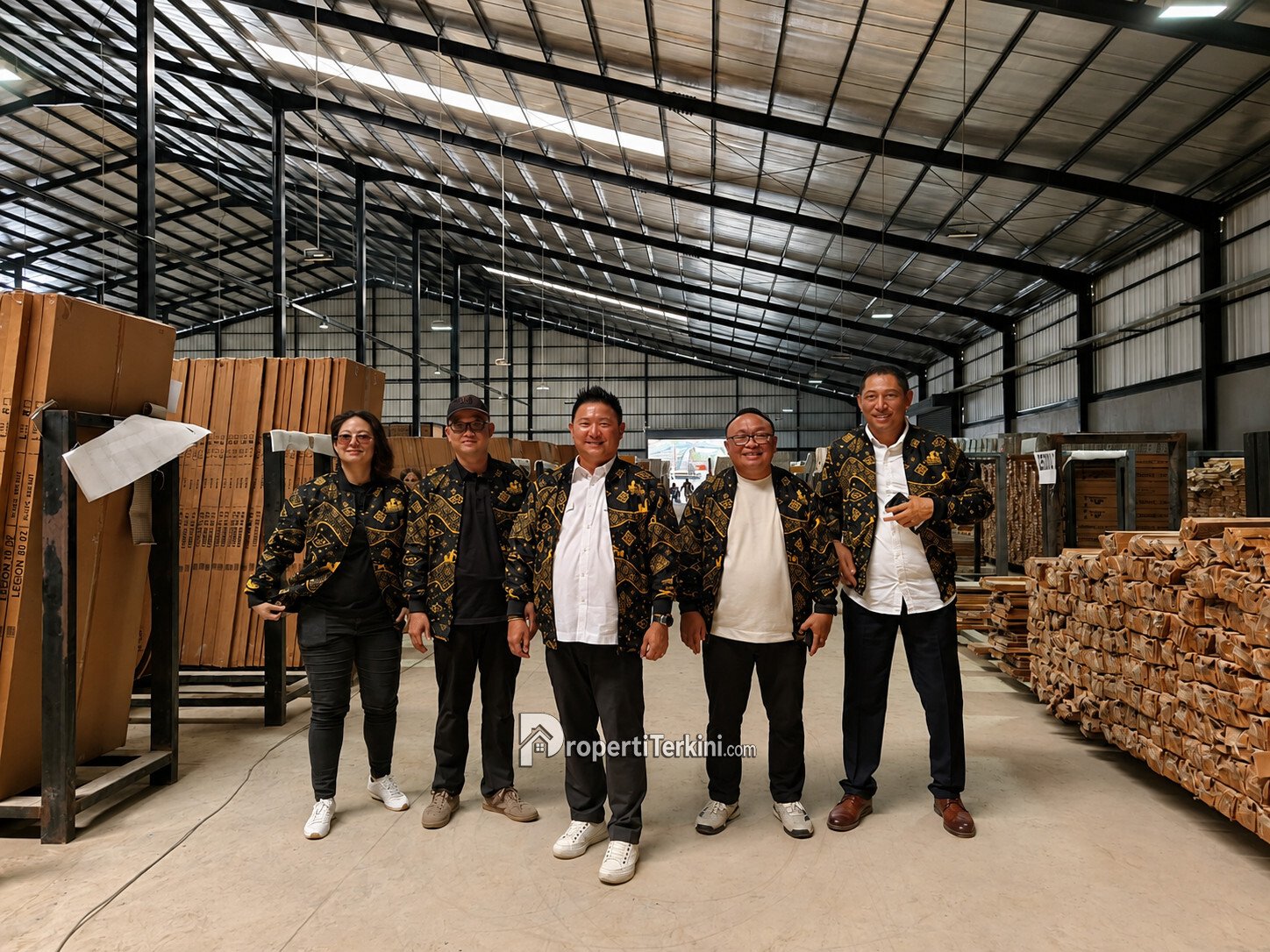 Founder CEO Joni Effendi bersama pimpinan PT JBS Perkasa di fasilitas pabrik pintu baja tahan rayap Fortress MFG Curug Tangerang