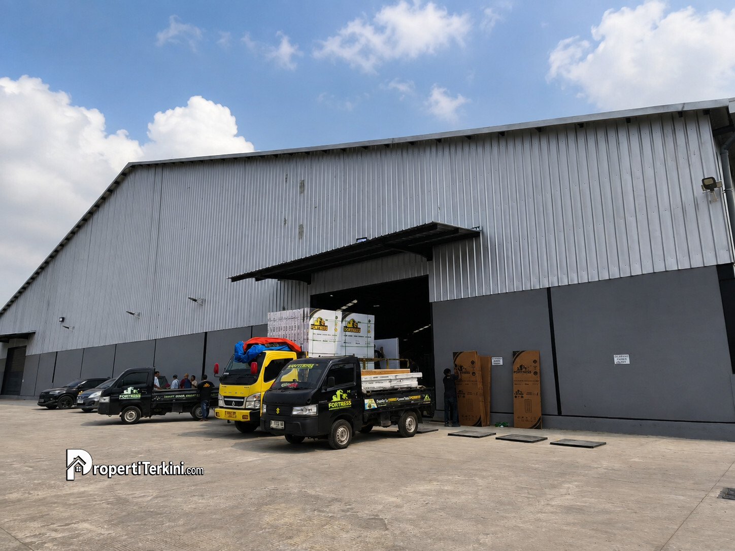 Tampak luar dan area distribusi logistik pabrik pintu baja FORTRESS MFG di Curug Tangerang