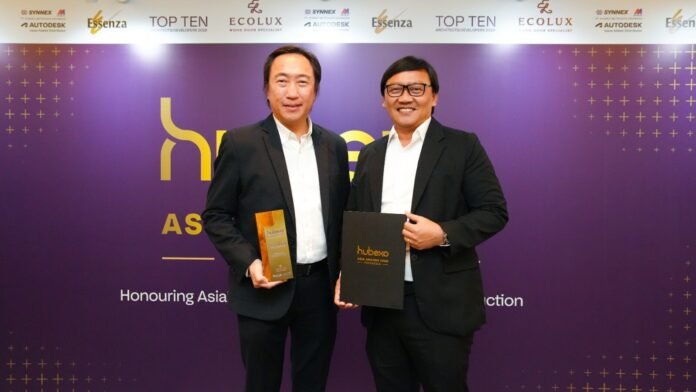 top-10-developer-awards-2026-paramount-land Perwakilan manajemen Paramount Land memegang piala dan berkas penghargaan Top 10 Developer Awards 2026 di Hubexo Asia Awards.