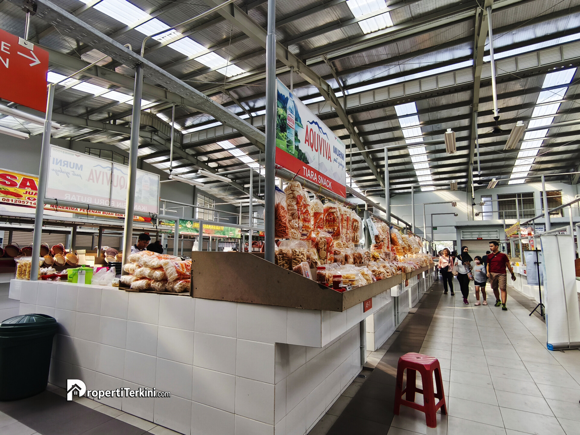 Kios jajanan dan makanan ringan di lorong Pasar Modern Paramount Petals Tangerang
