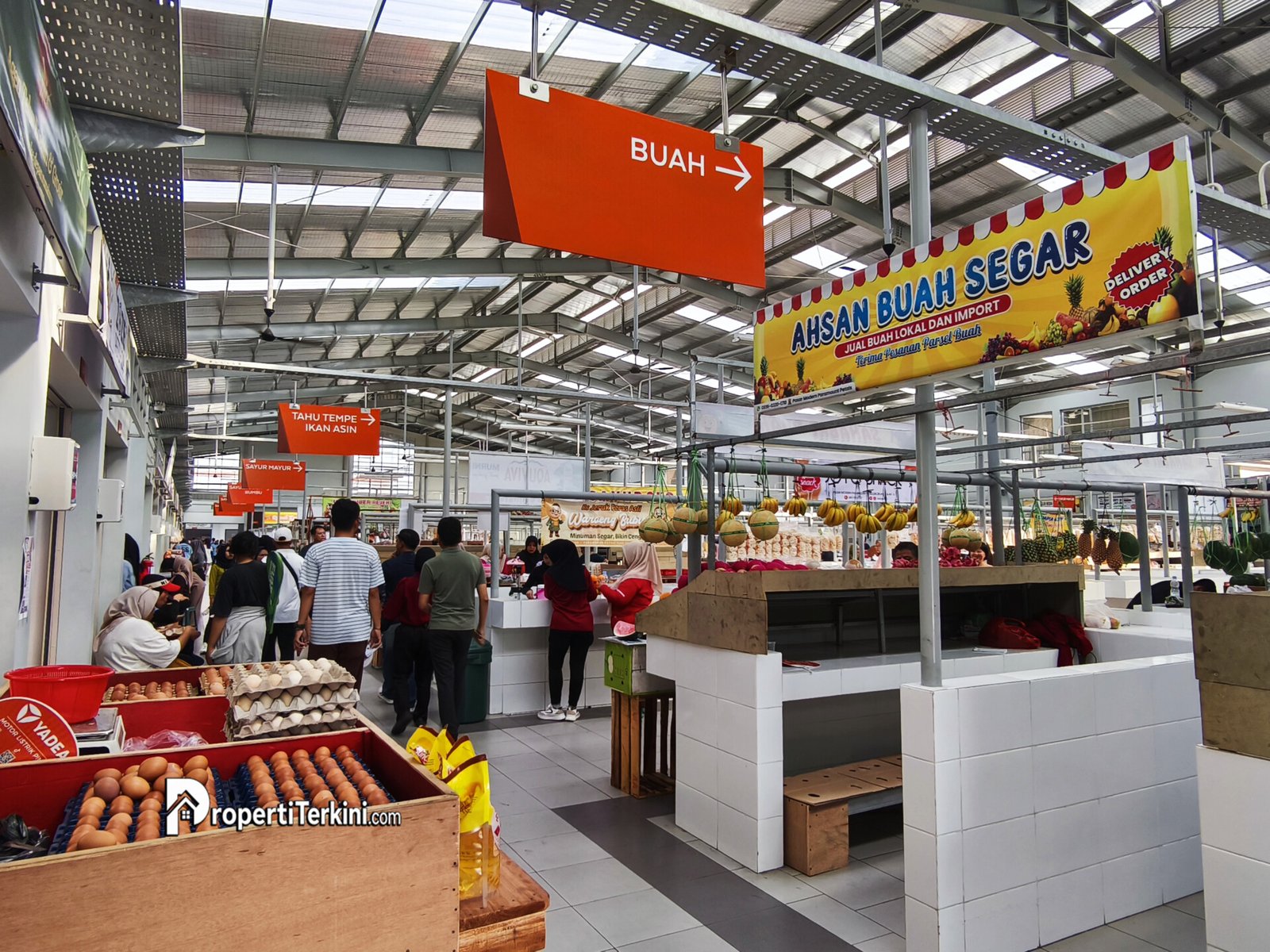 Kios jajanan dan makanan ringan di lorong Pasar Modern Paramount Petals Tangerang