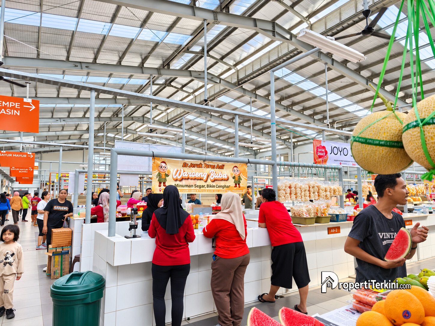 Suasana bersih dan nyaman di area kios kuliner serta lapak buah Pasar Modern Paramount Petals Tangerang