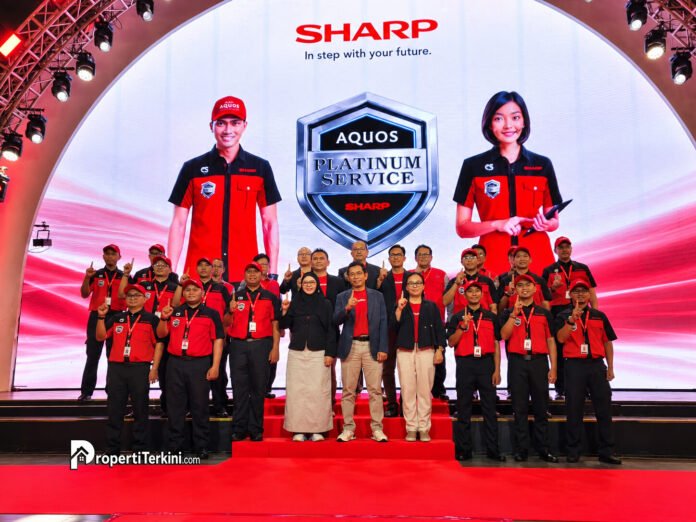 Manajemen dan tim teknisi layanan konsumen Sharp Indonesia meluncurkan AQUOS Platinum Service