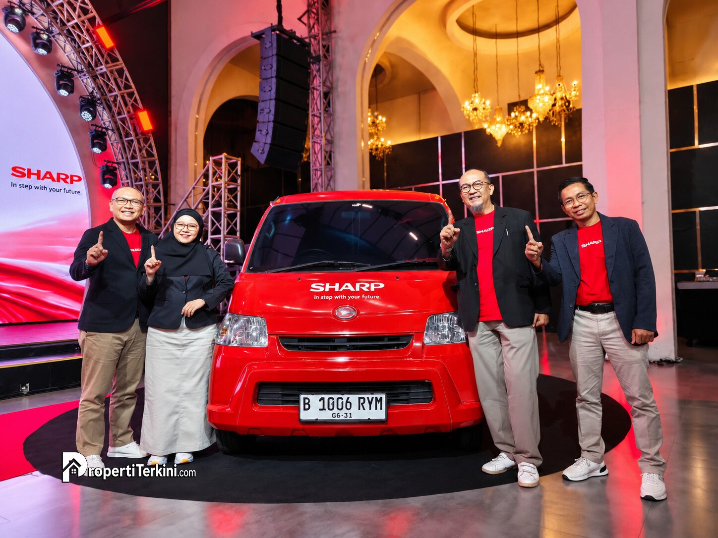 Manajemen PT Sharp Electronics Indonesia berfoto bersama di depan armada mobil operasional layanan konsumen Sharp Indonesia