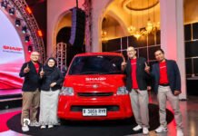 Andry Adi Utomo bersama manajemen Sharp Indonesia berdiri di dekat mobil operasional pendukung pasar TV jumbo Sharp