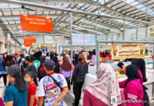 Suasana ramai pengunjung dan pedagang beraktivitas di area lapak Pasar Modern Paramount Petals Tangerang