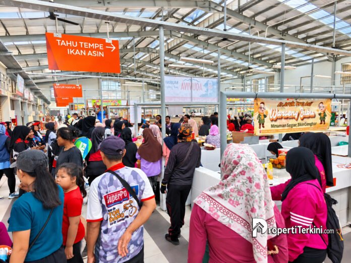 Suasana ramai pengunjung dan pedagang beraktivitas di area lapak Pasar Modern Paramount Petals Tangerang