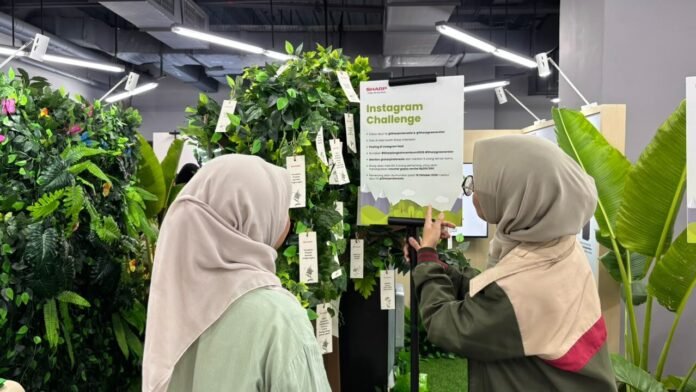 Anggota Sharp Greenerator sedang menjelaskan aktivitas edukasi inovasi teknologi ramah lingkungan di booth Sharp pada acara Langkah Membumi 2026.