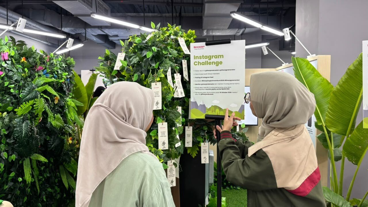 Anggota Sharp Greenerator sedang menjelaskan aktivitas edukasi inovasi teknologi ramah lingkungan di booth Sharp pada acara Langkah Membumi 2026.