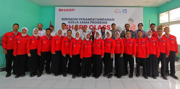 sharp class pelatihan audio video siswa smkn cikarang barat Foto bersama perwakilan Dinas Pendidikan, tim Sharp Indonesia, dan peserta Sharp Class SMKN 1 Cikarang Barat dalam program pelatihan audio video berbasis industri.