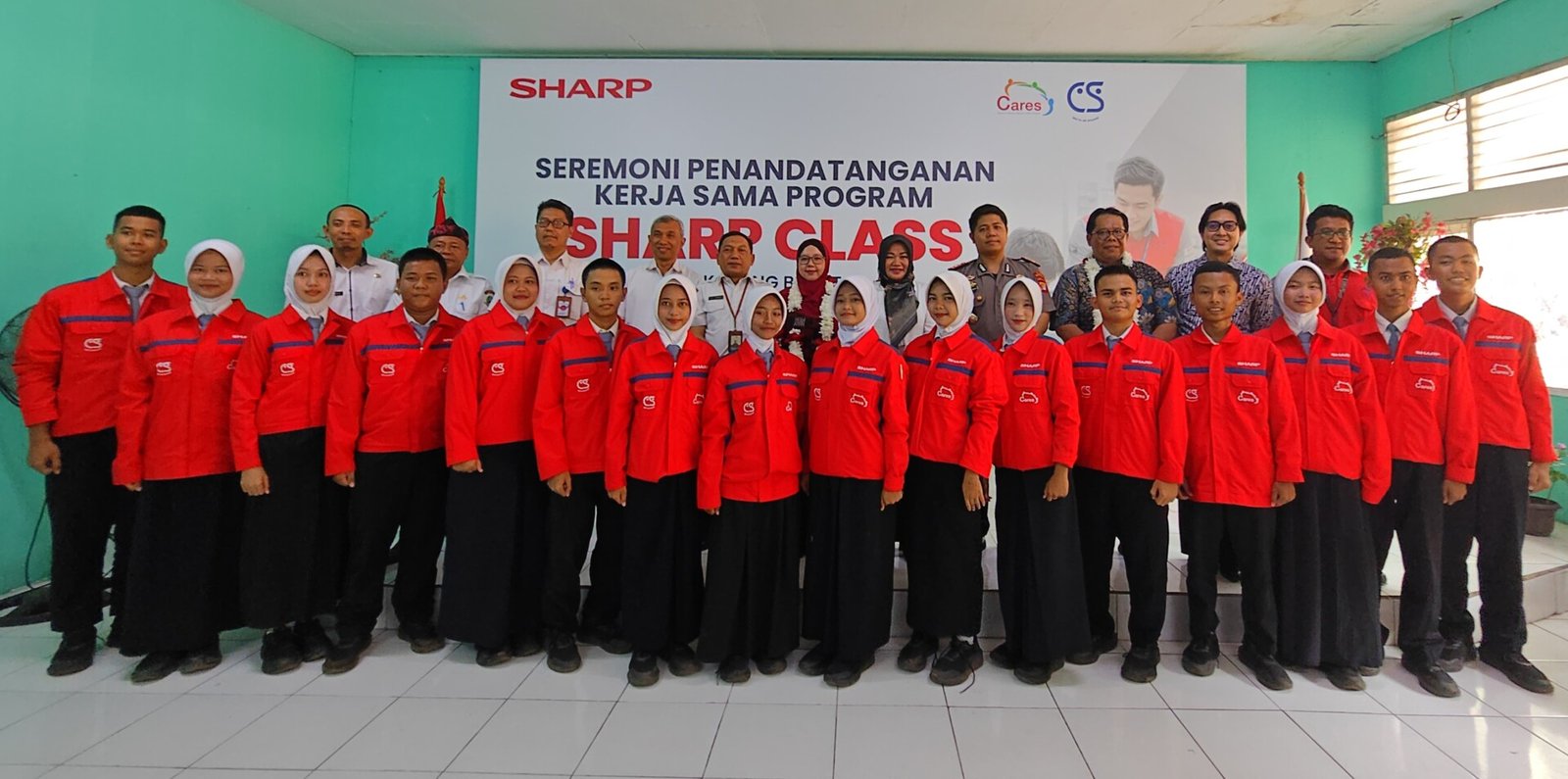 Foto bersama perwakilan Dinas Pendidikan, tim Sharp Indonesia, dan peserta Sharp Class SMKN 1 Cikarang Barat dalam program pelatihan audio video berbasis industri.