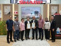 Perwakilan PT Sharp Electronics Indonesia bersama Informa Elektronik menunjukkan dokumen resmi rice cooker bersertifikat halal