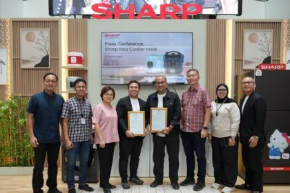 Perwakilan PT Sharp Electronics Indonesia bersama Informa Elektronik menunjukkan dokumen resmi rice cooker bersertifikat halal