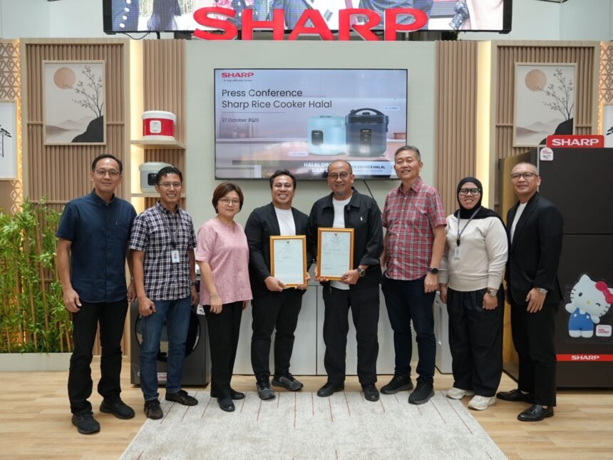 Perwakilan PT Sharp Electronics Indonesia bersama Informa Elektronik menunjukkan dokumen resmi rice cooker bersertifikat halal