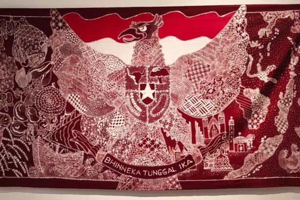 Karya batik Peranakan bernuansa merah bergambar lambang Garuda Pancasila dan pita Bhinneka Tunggal Ika yang dipamerkan di House of Tugu Kota Tua Jakarta.