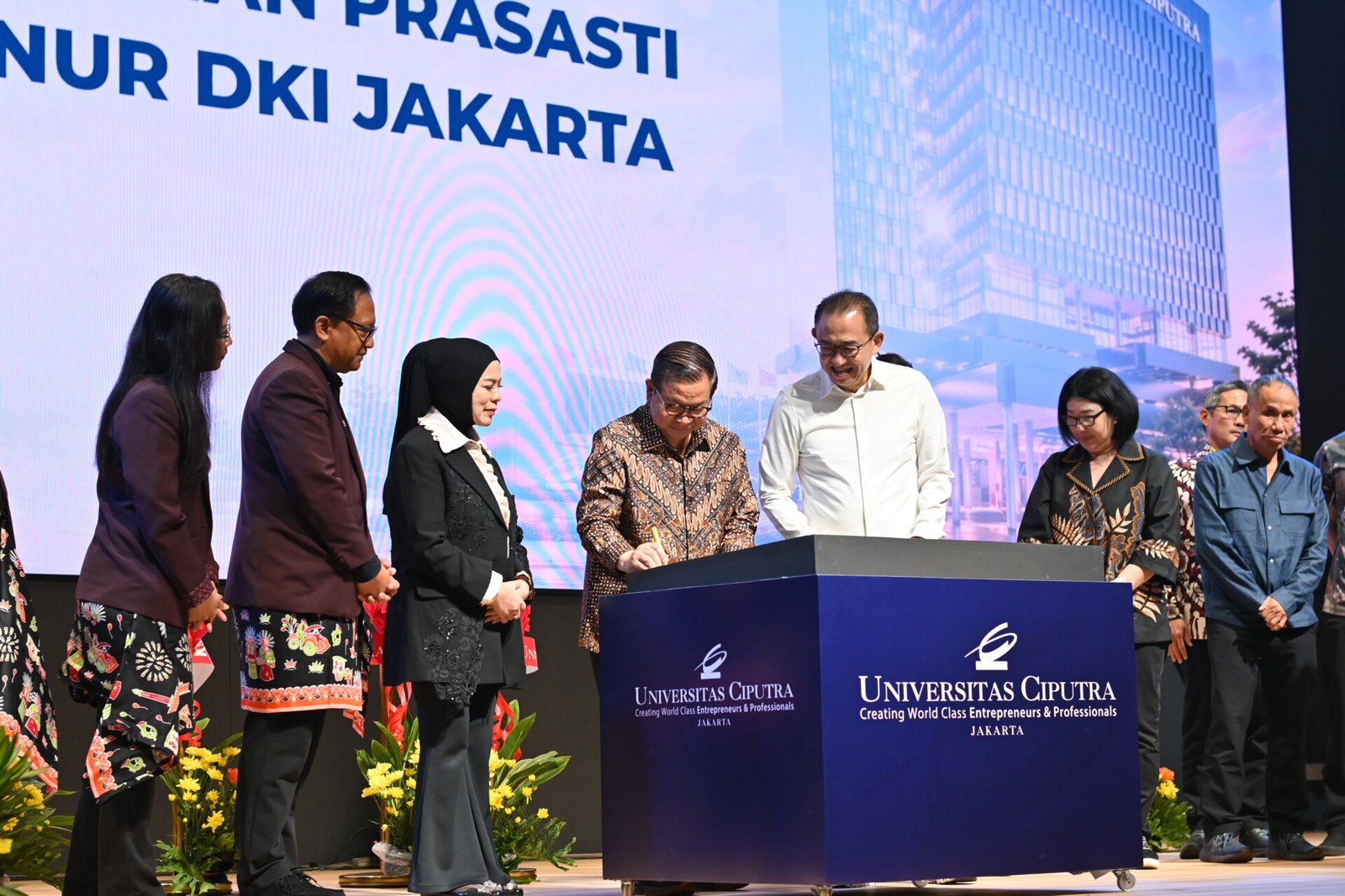 Gubernur DKI Jakarta Pramono Anung Wibowo menandatangani prasasti peresmian Universitas Ciputra Jakarta