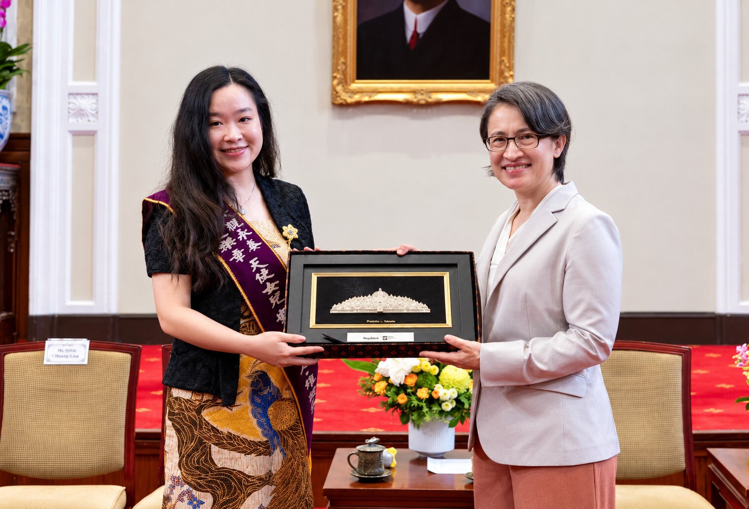 Andriani Widya mewakili filantropi pendiri Metland Nanda Widya menyerahkan cenderamata kepada Wakil Presiden Taiwan Bi-khim Hsiao.