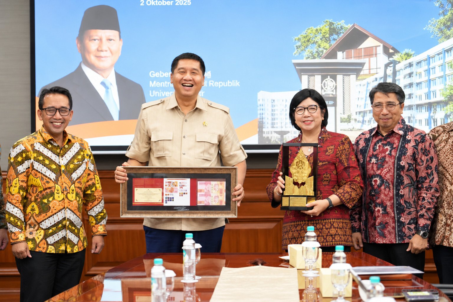 Menteri PKP Maruarar Sirait bersama Deputi Gubernur BI Destry Damayanti memegang cinderamata saat pembahasan sektor perumahan dapat injeksi likuiditas BI.