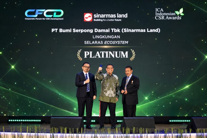 Penyerahan penghargaan Platinum ICA 2026 kepada CSR Sinar Mas Land untuk program Selaras Ecosystem.