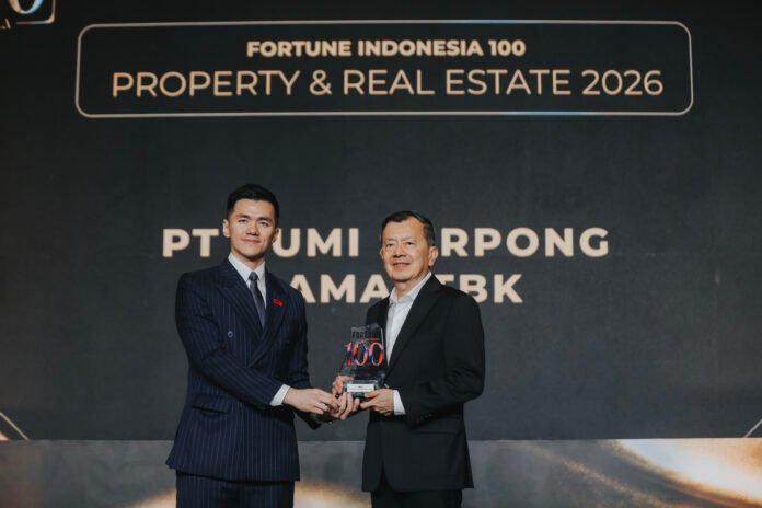 William Utomo menyerahkan plakat penghargaan Fortune Indonesia 100 kepada Herry Hendarta dari Sinar Mas Land